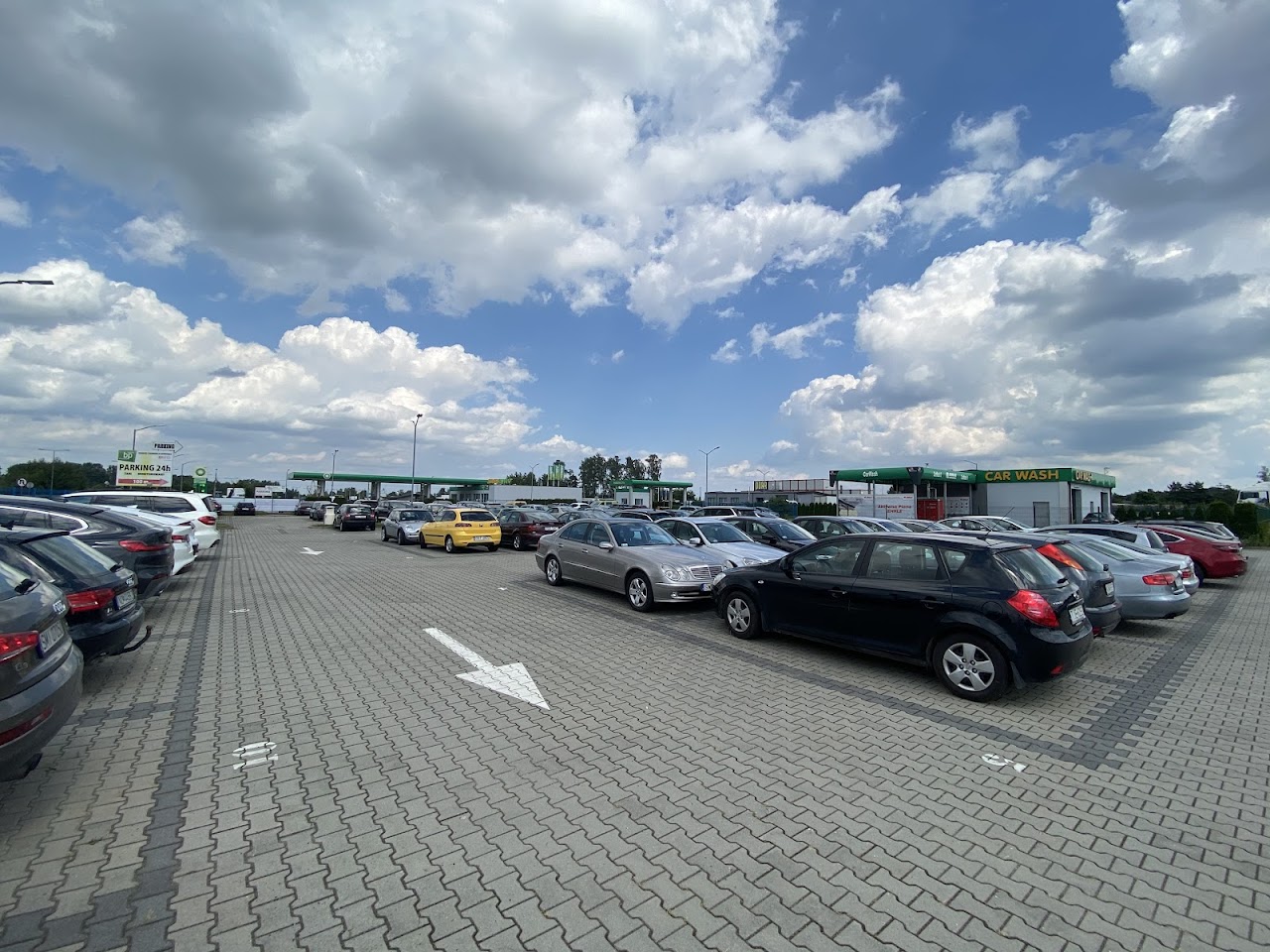 Parking przy stacji BP Pyrzowice - parking lotnisko Katowice Parking przy stacji BP Pyrzowice - parking przy lotnisku Katowice KTW