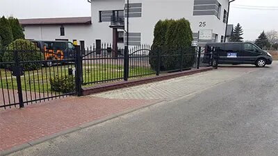 Pewny Parking - widok z drogi - lotnisko Katowice-Pyrzowice (KTW)