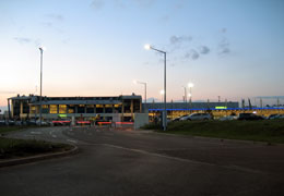 Przystanek Parking - lotnisko Katowice-Pyrzowice (KTW) Przystanek Parking - widok na terminal - lotnisko Katowice-Pyrzowice (KTW)