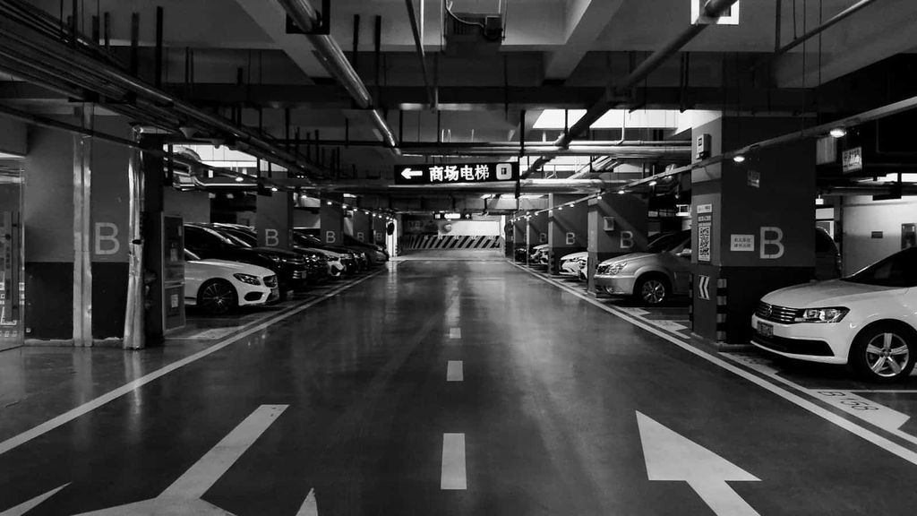 Monitorowany parking podziemny z oznakowaniem sektorów