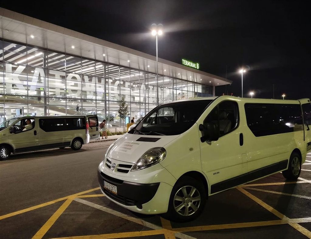Parking z widokiem - lotnisko Katowice-Pyrzowice (KTW) - zdjęcie 3