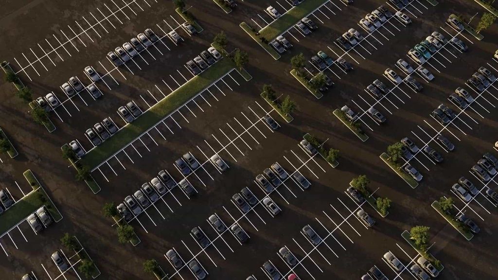 Widok z lotu ptaka na rozległy parking przy lotnisku