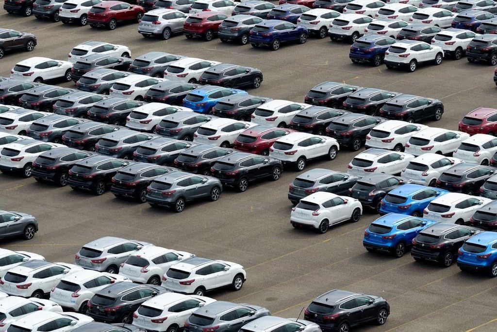 Rzędy samochodów na dużym parkingu odkrytym przy lotnisku