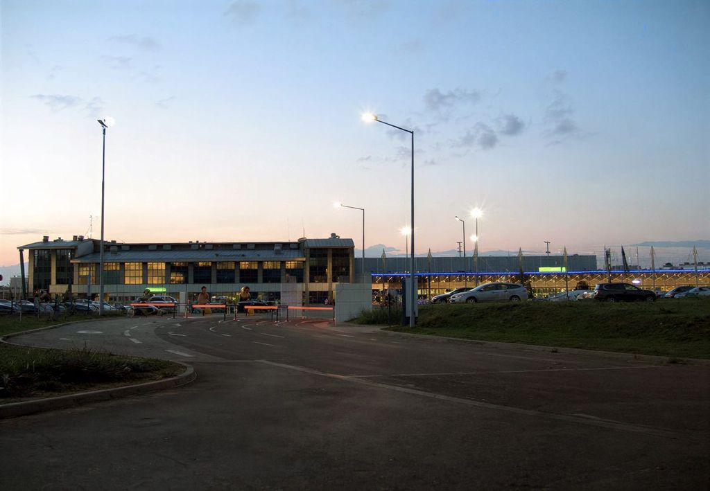 Przystanek Parking - widok na terminal - lotnisko Katowice-Pyrzowice (KTW)