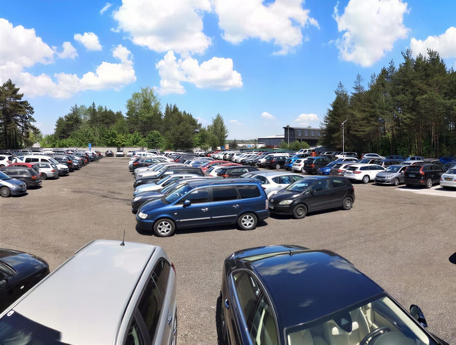Parking oficjalny czy prywatny przy lotnisku Pyrzowice? Porównanie - zdjęcie artykułu