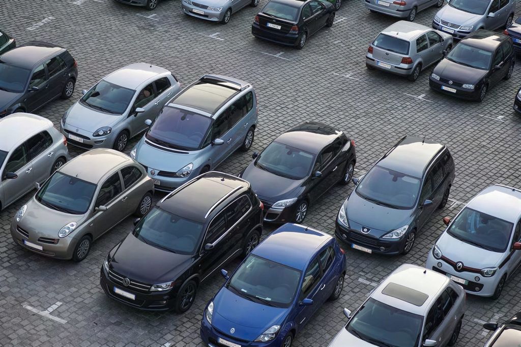 Samochody zaparkowane blisko siebie na parkingu przy lotnisku