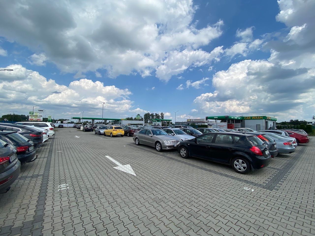 Parking przy stacji BP - lotnisko Katowice-Pyrzowice (KTW) - zdjęcie parkingu