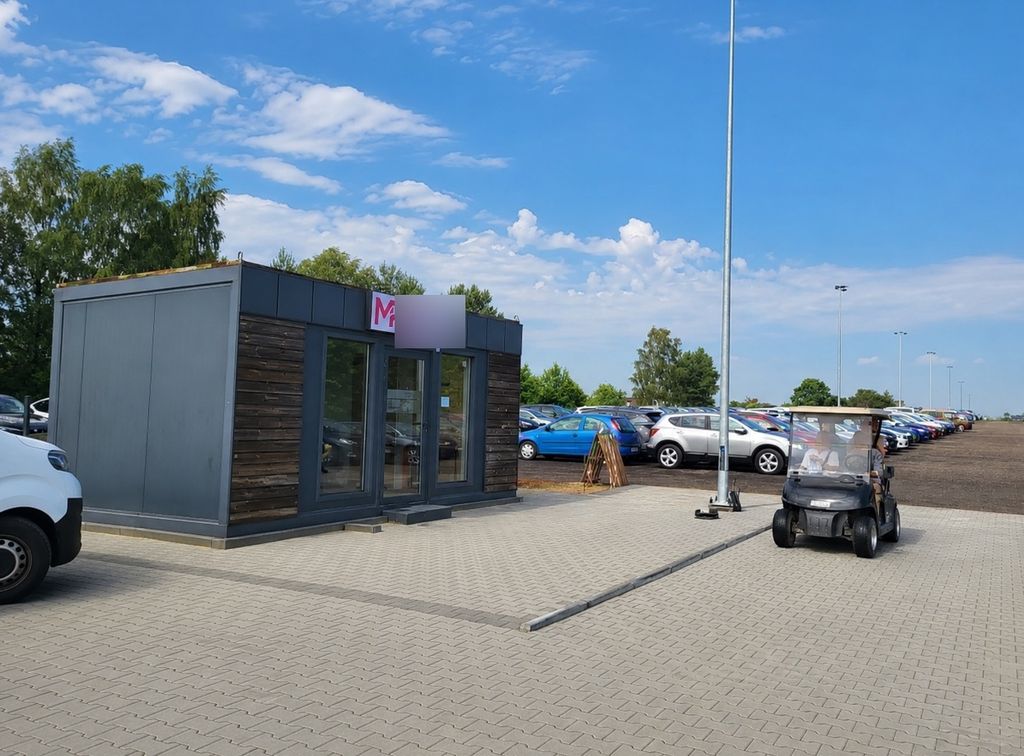 Max Park - biuro przy wjeździe i miejsca postojowe, lotnisko Katowice-Pyrzowice (KTW)