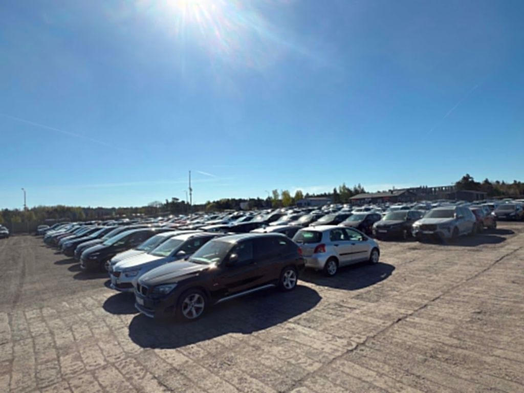 Max Park - plac parkingowy z szerokimi miejscami, lotnisko Katowice-Pyrzowice (KTW)